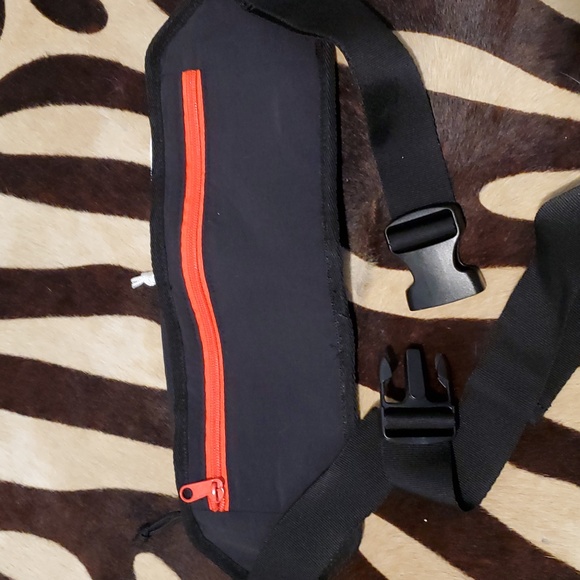 Reebok Classic 3 Pocket Fanny Pack NWOT - Picture 4 of 6